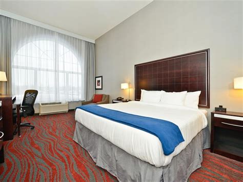 Holiday Inn Express & Suites Utica Guest Room & Suite Options.